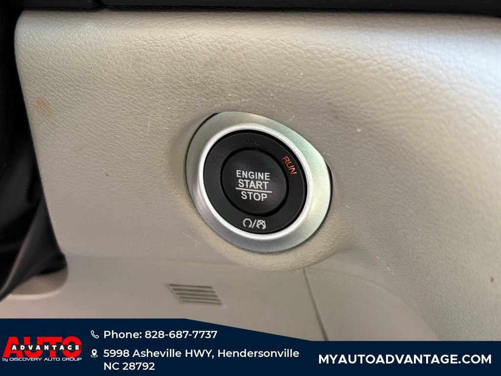Used 2023 Chrysler Pacifica Touring-L FWD image 10