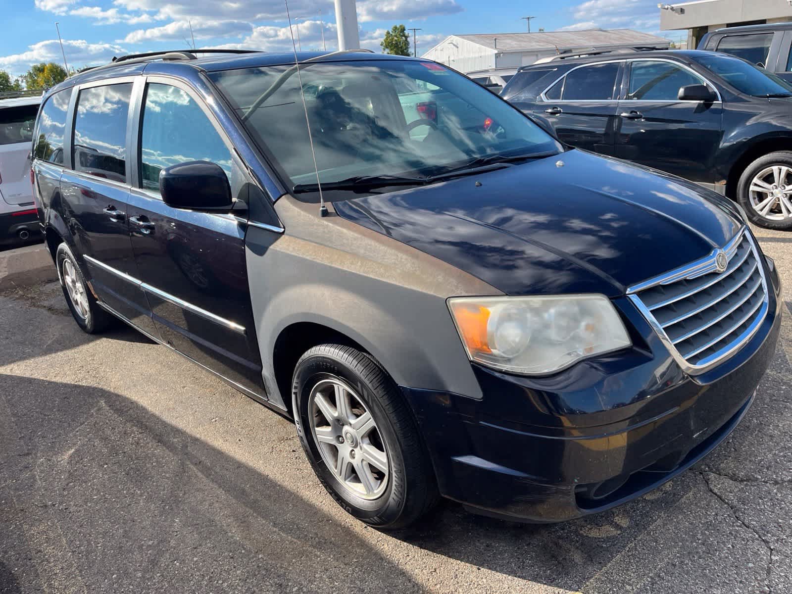 Used 2010 Chrysler Town & Country Touring w/ Entertainment Group #2 FWD image 18