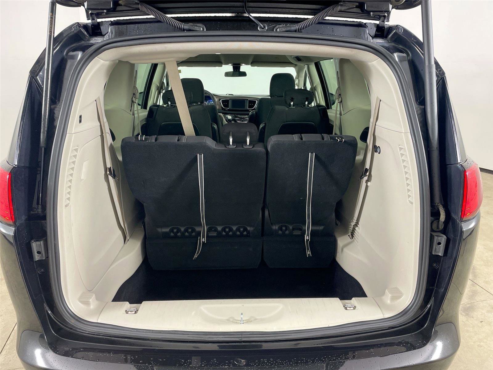 Used 2022 Chrysler Voyager LX image 23