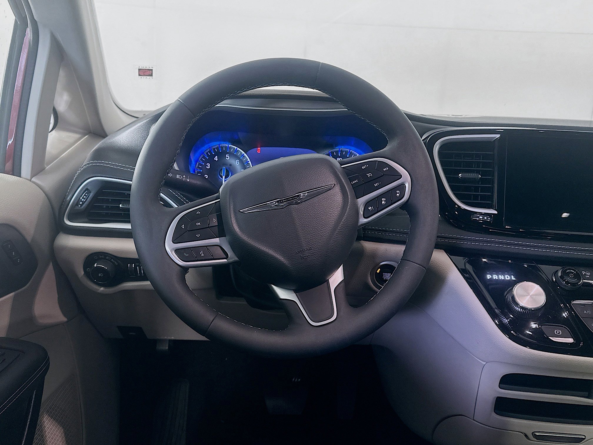 Used 2023 Chrysler Pacifica Touring-L image 18