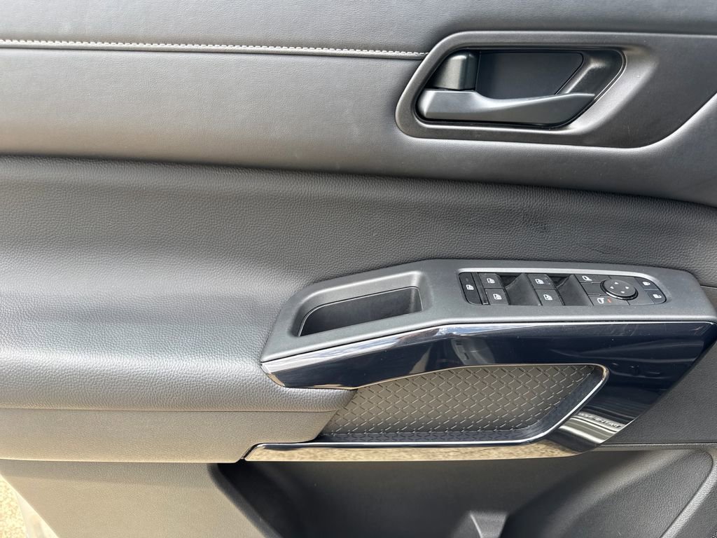 Used 2024 Nissan Pathfinder SV w/ SV Premium Package image 15