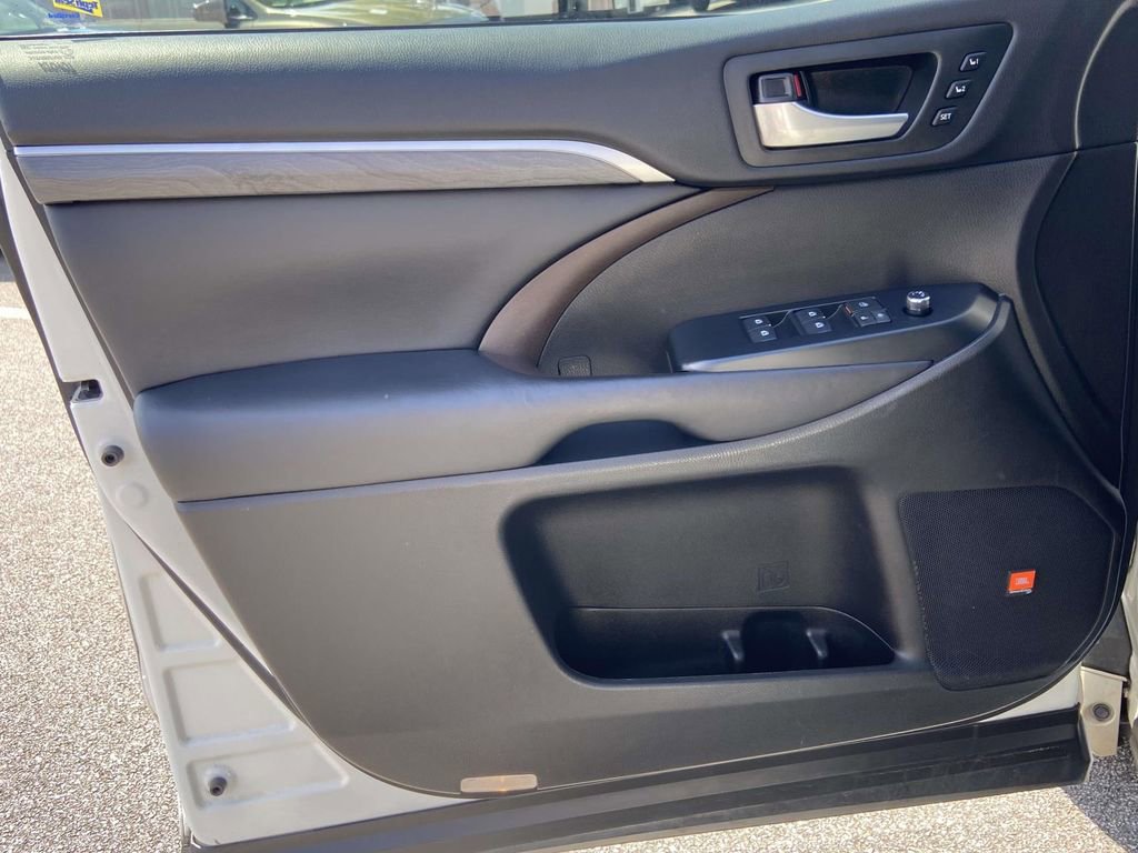 Used 2018 Toyota Highlander Limited FWD image 15