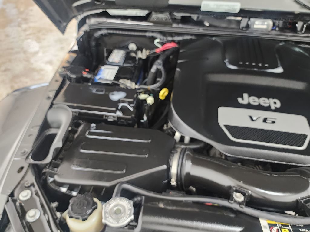 Used 2018 Jeep Wrangler Sahara w/ Connectivity Group image 32