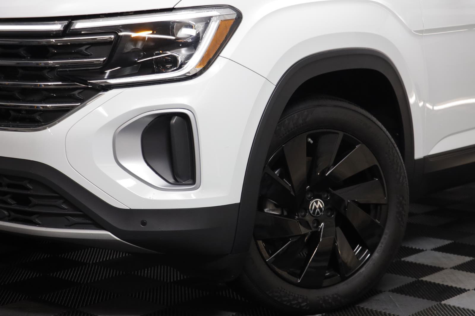 Certified 2024 Volkswagen Atlas SE w/ Black Wheel Package image 3