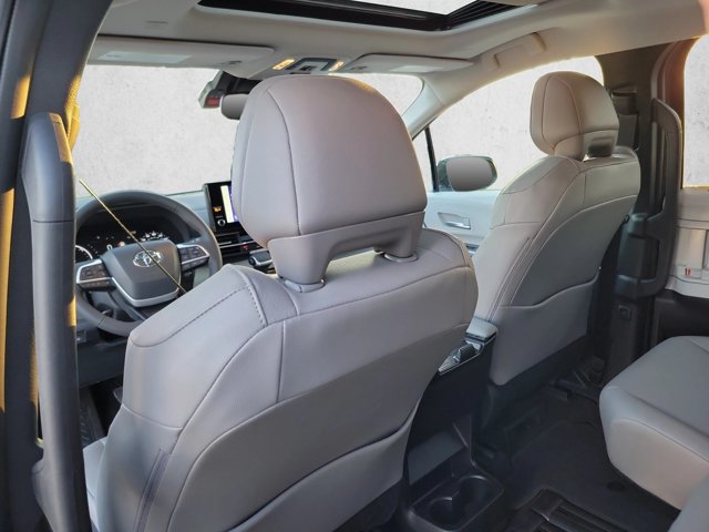 Used 2026 Toyota Sienna XLE FWD image 18