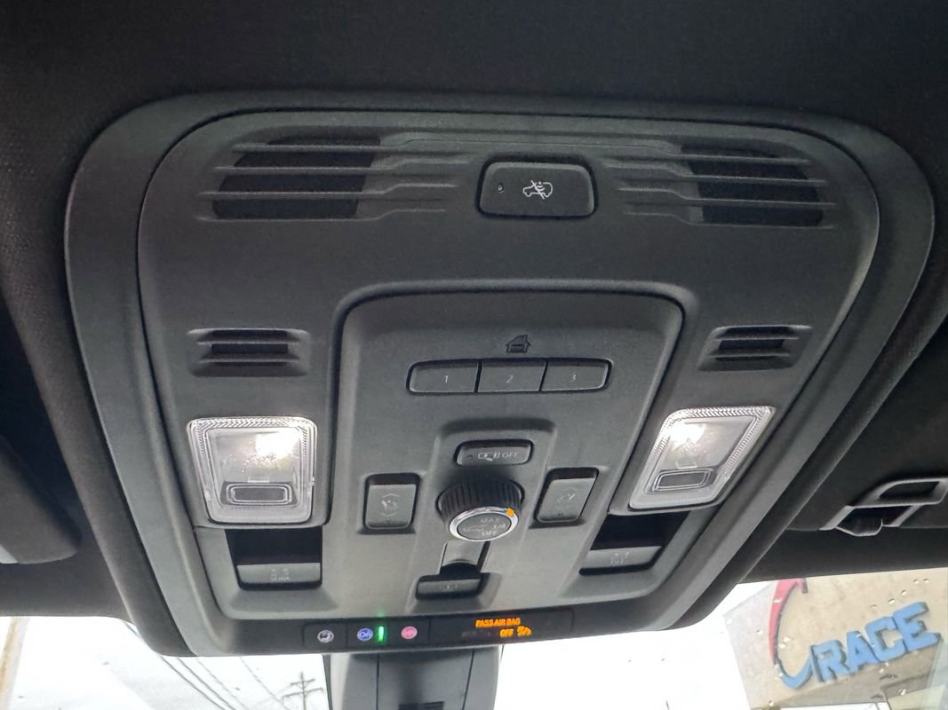 Used 2022 GMC Yukon Denali w/ Denali Premium Package image 32