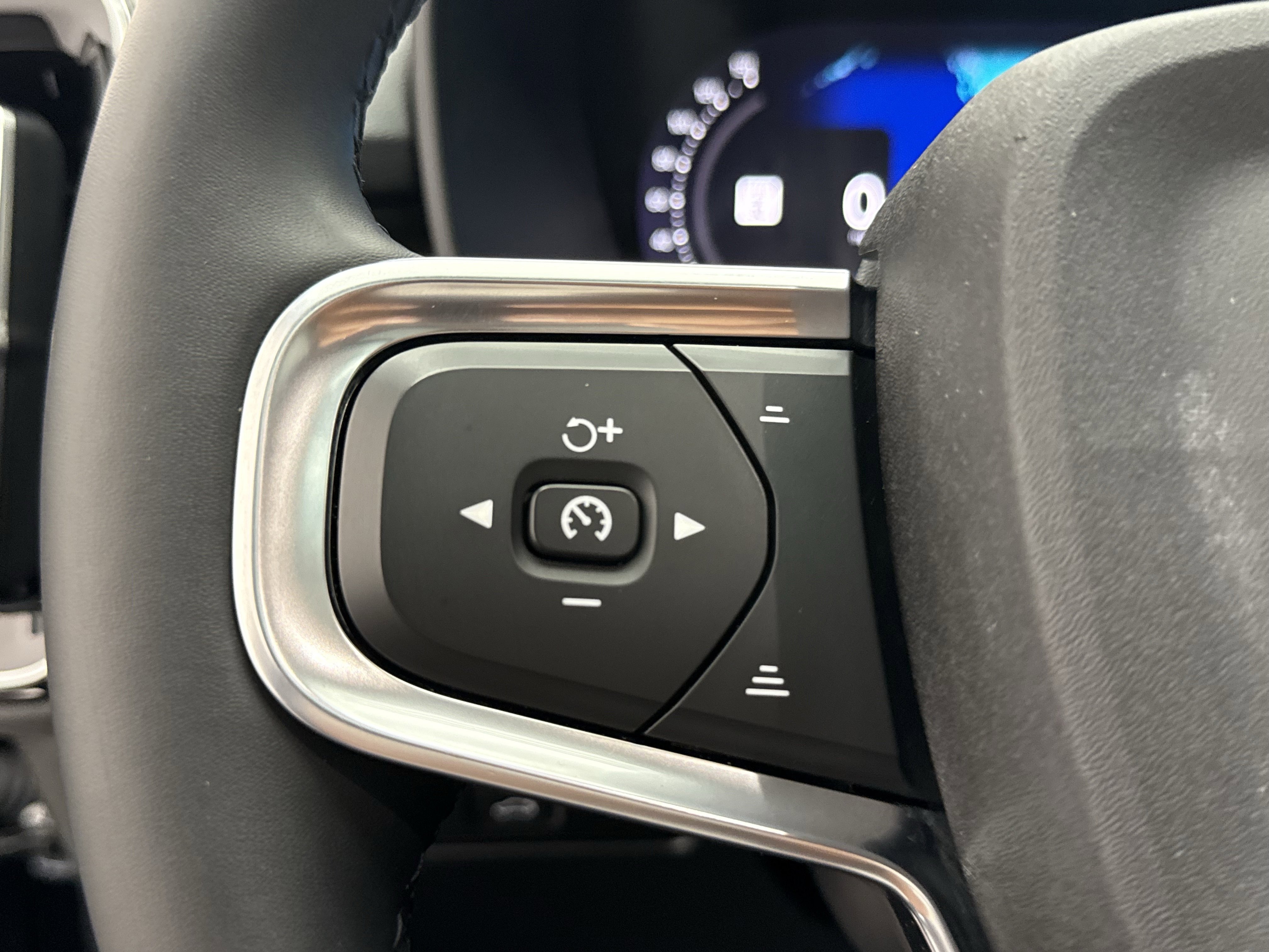 Certified 2023 Volvo XC40 B5 Plus w/ Protection Package Premier AWD/4WD image 16