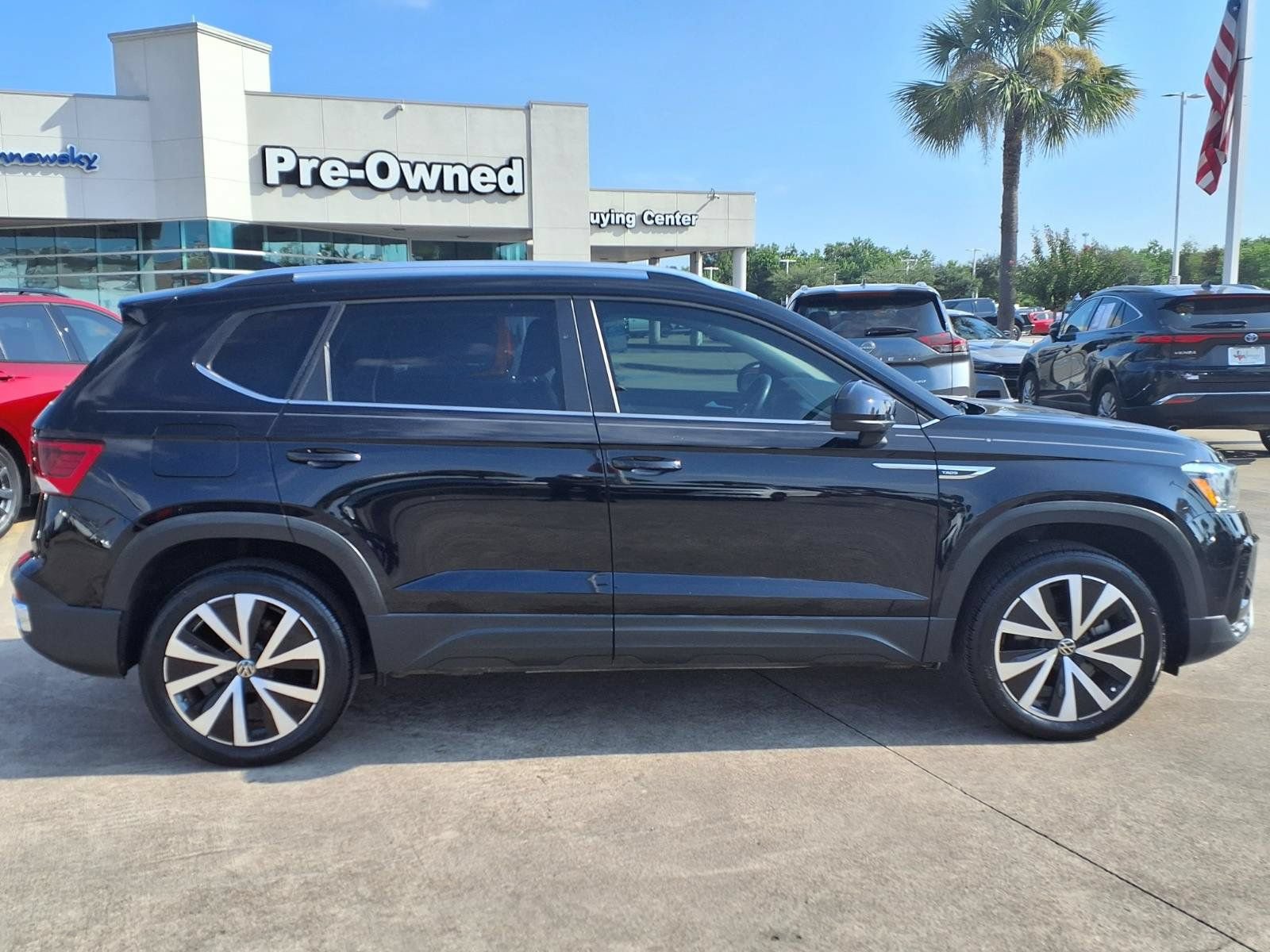 Used 2022 Volkswagen Taos SE FWD image 4