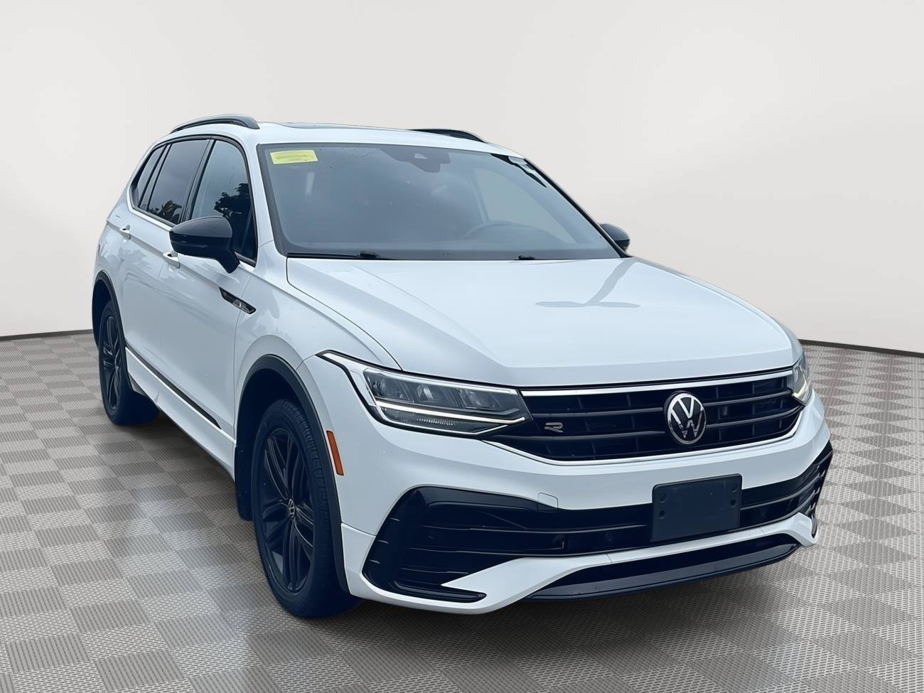 Used 2022 Volkswagen Tiguan SE R-Line AWD/4WD image 4