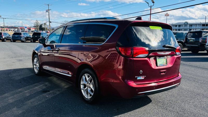 Used 2017 Chrysler Pacifica Touring-L Plus w/ Advanced Safetytec Group image 4