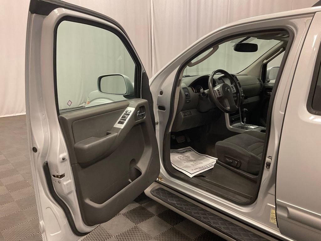 Used 2011 Nissan Pathfinder SV AWD/4WD image 4