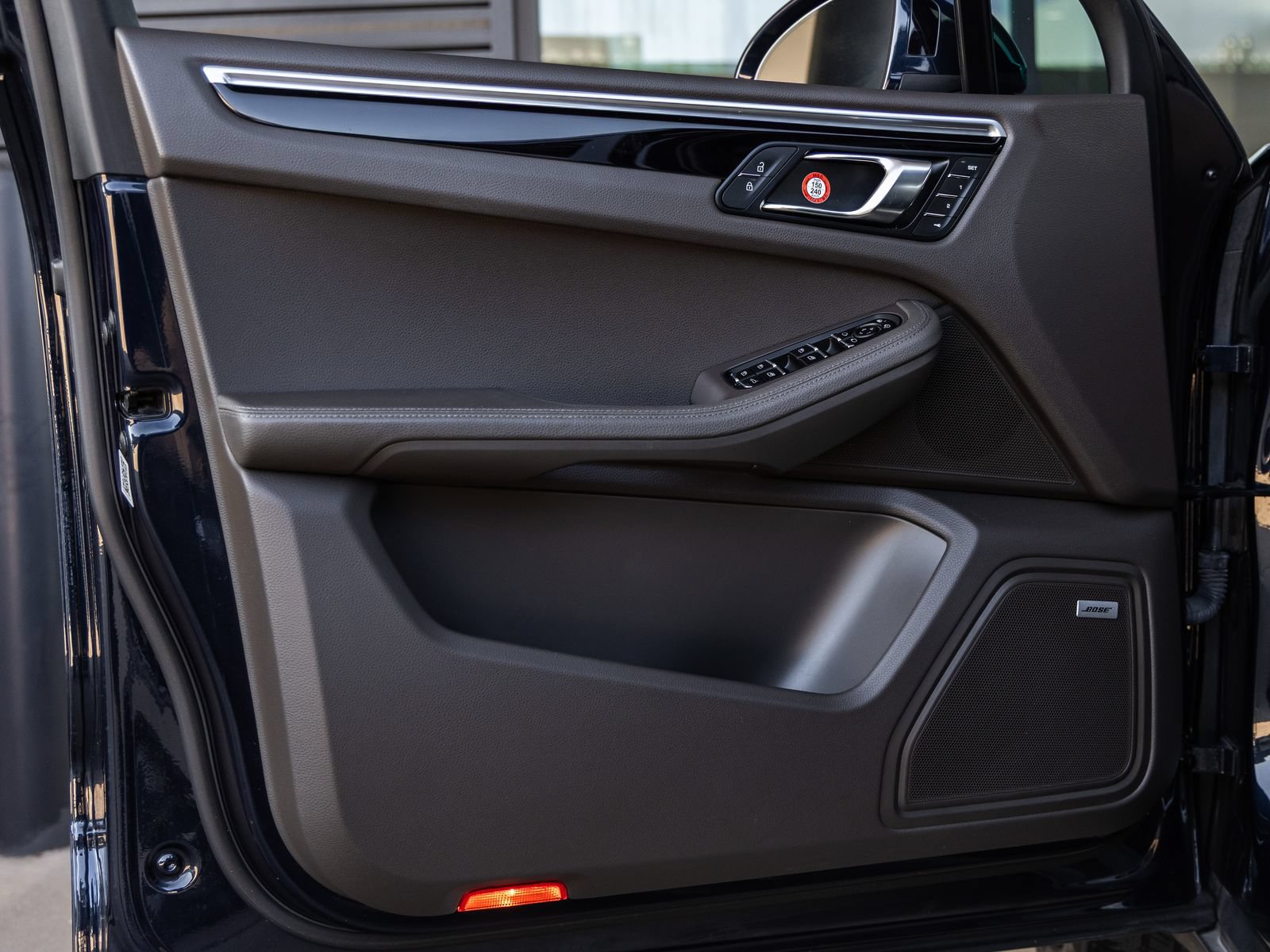 Certified 2021 Porsche Macan AWD/4WD image 17