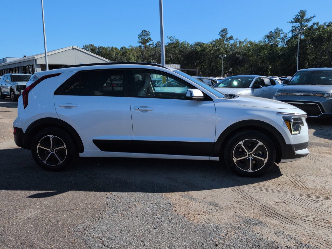 Used 2023 Kia Niro EX FWD image 4