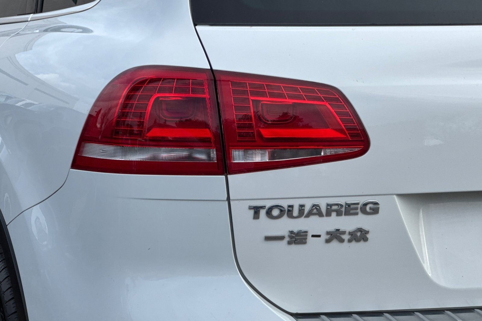 Used 2016 Volkswagen Touareg VR6 image 13