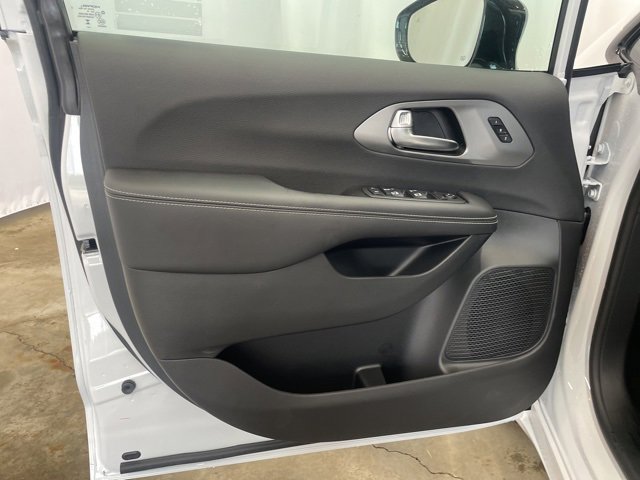 New 2026 Chrysler Pacifica Select image 10