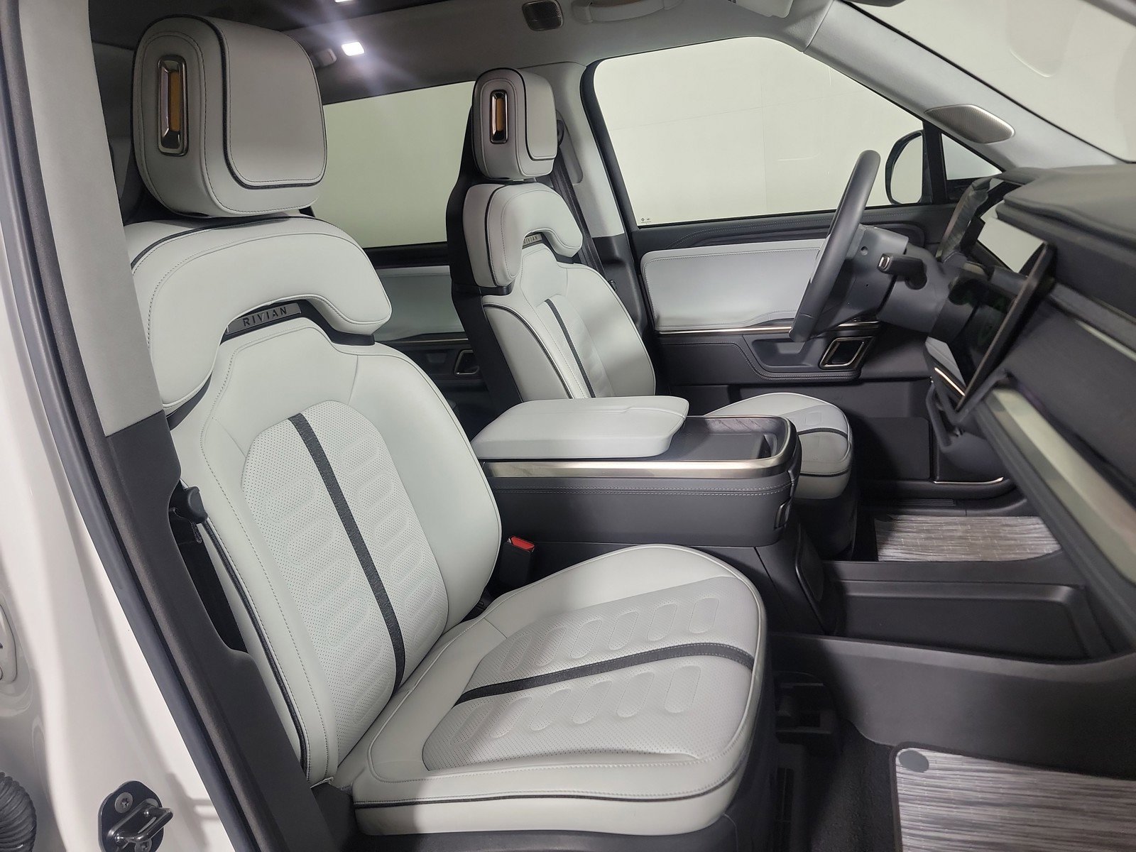 Used 2024 Rivian R1S Adventure AWD/4WD image 24
