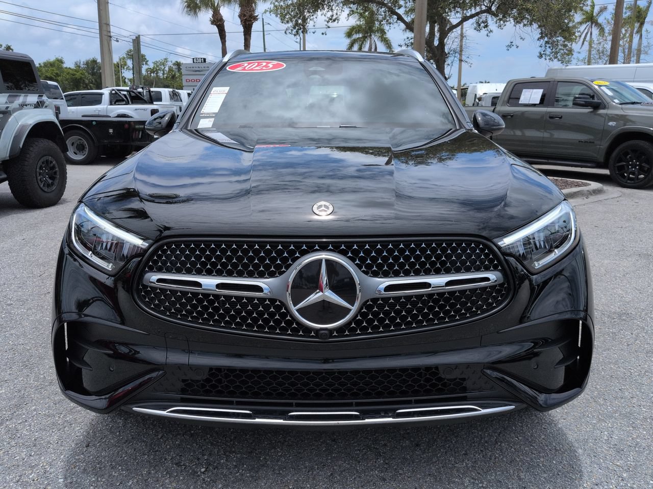 Used 2025 Mercedes-Benz GLC 300 4MATIC image 3