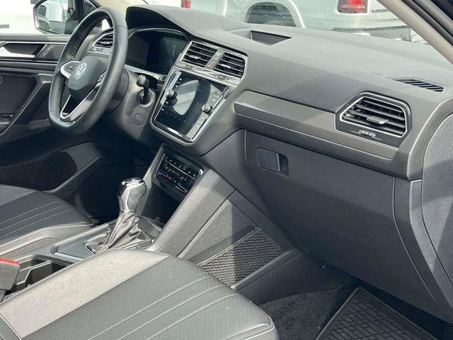 Used 2023 Volkswagen Tiguan SE w/ Panoramic Sunroof Package FWD image 26