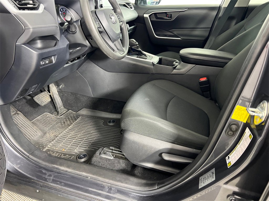 Used 2022 Toyota RAV4 LE image 9