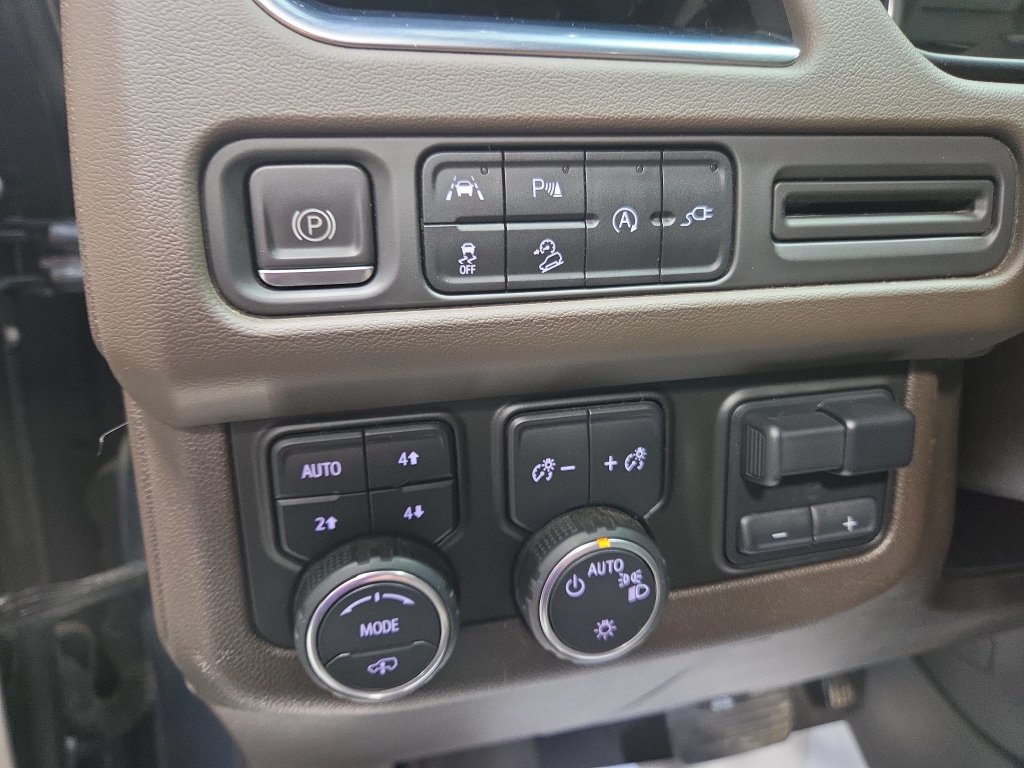 Used 2021 Chevrolet Suburban Z71 w/ Z71 Off-Road Package AWD/4WD image 37