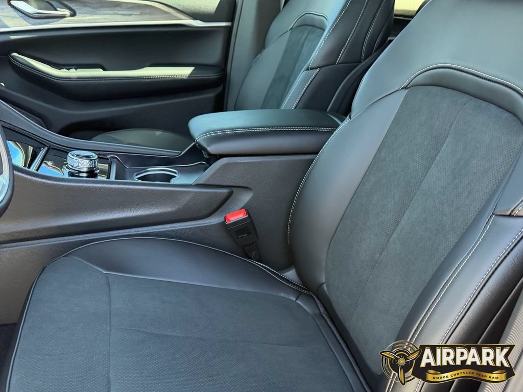 New 2026 Jeep Grand Cherokee Altitude RWD image 18