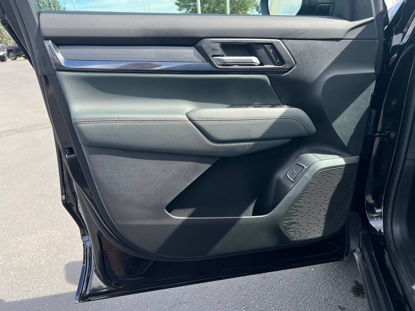 New 2026 GMC Terrain AT4 w/ LPO, Black Badging Package AWD/4WD image 10