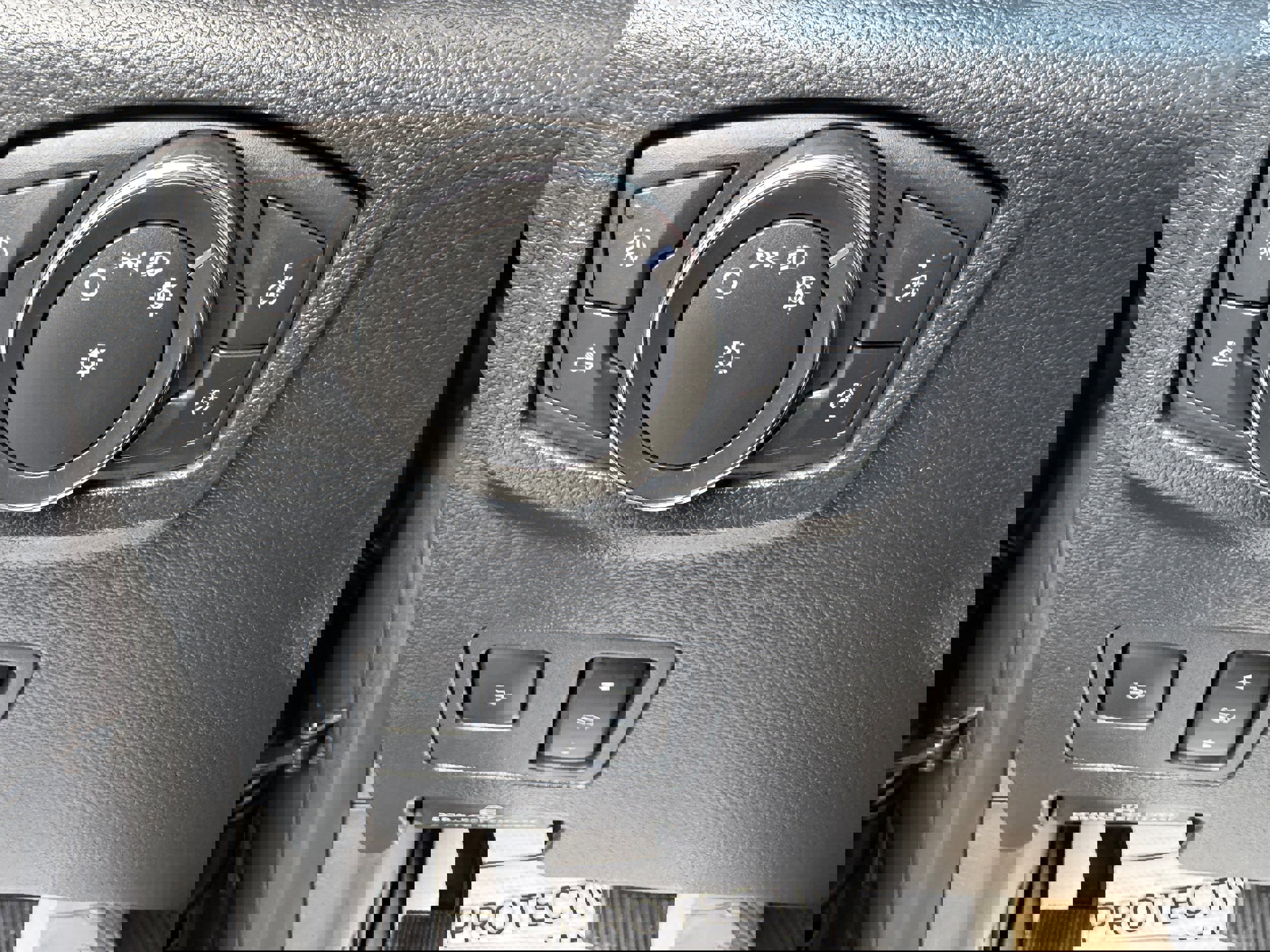 Used 2022 Ford F350 Platinum w/ FX4 Off-Road Package AWD/4WD image 27