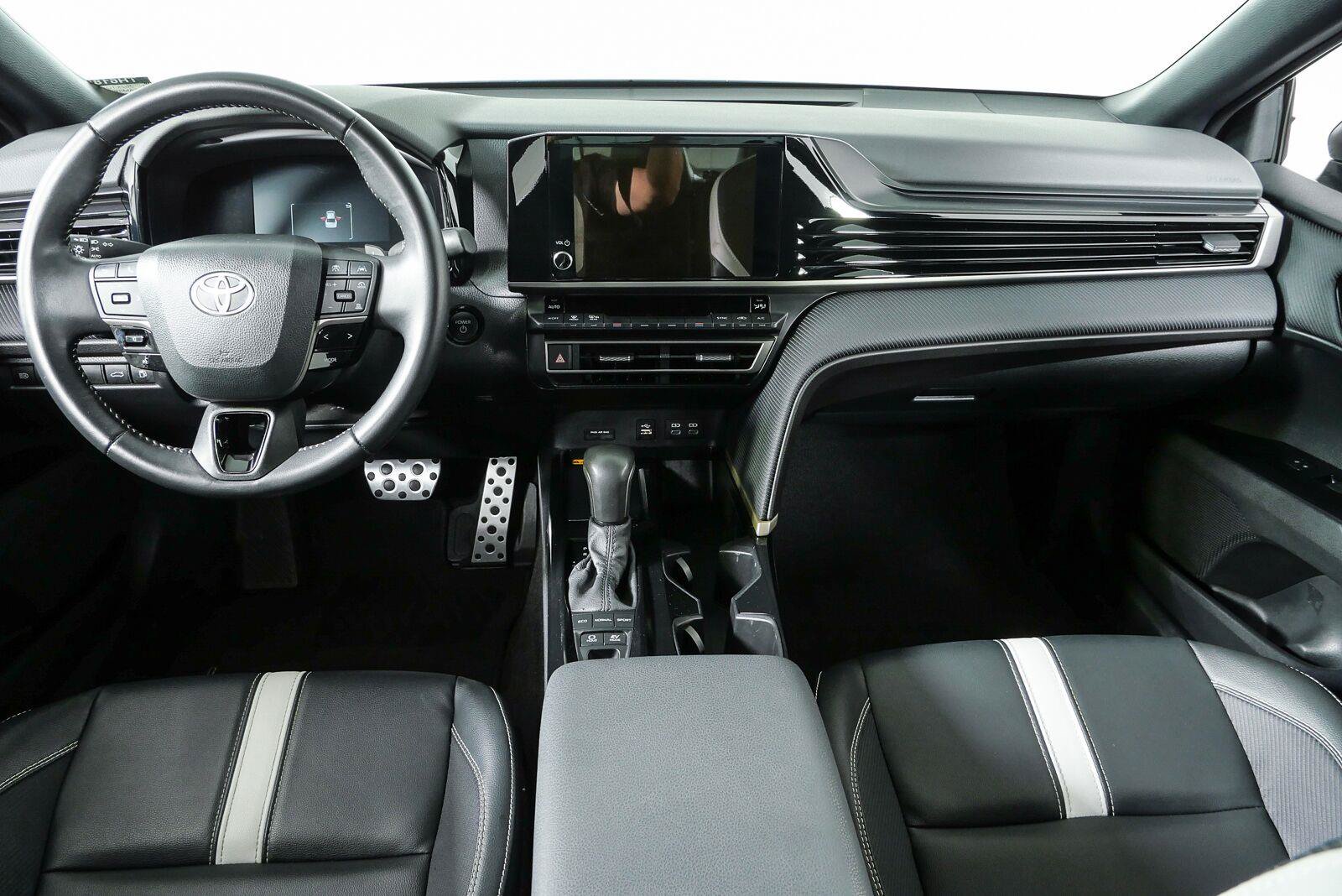Used 2025 Toyota Camry SE w/ Convenience Package FWD image 19