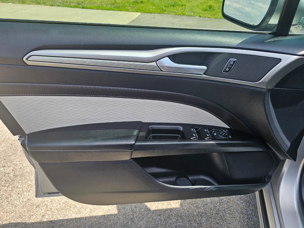 Used 2020 Ford Fusion SE w/ Equipment Group 151A FWD image 24
