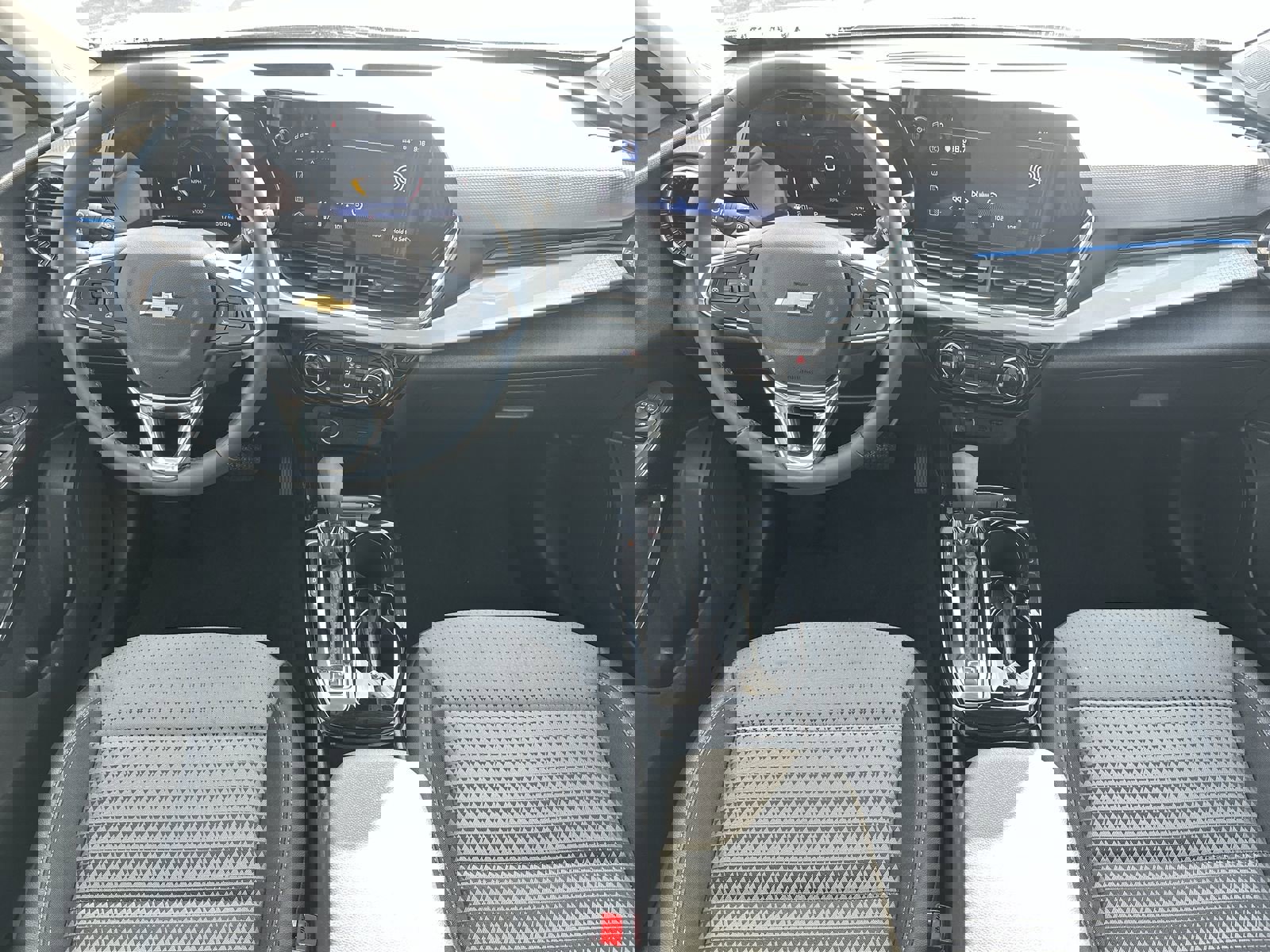 Used 2025 Chevrolet Trax LT w/ LT Convenience Package image 18