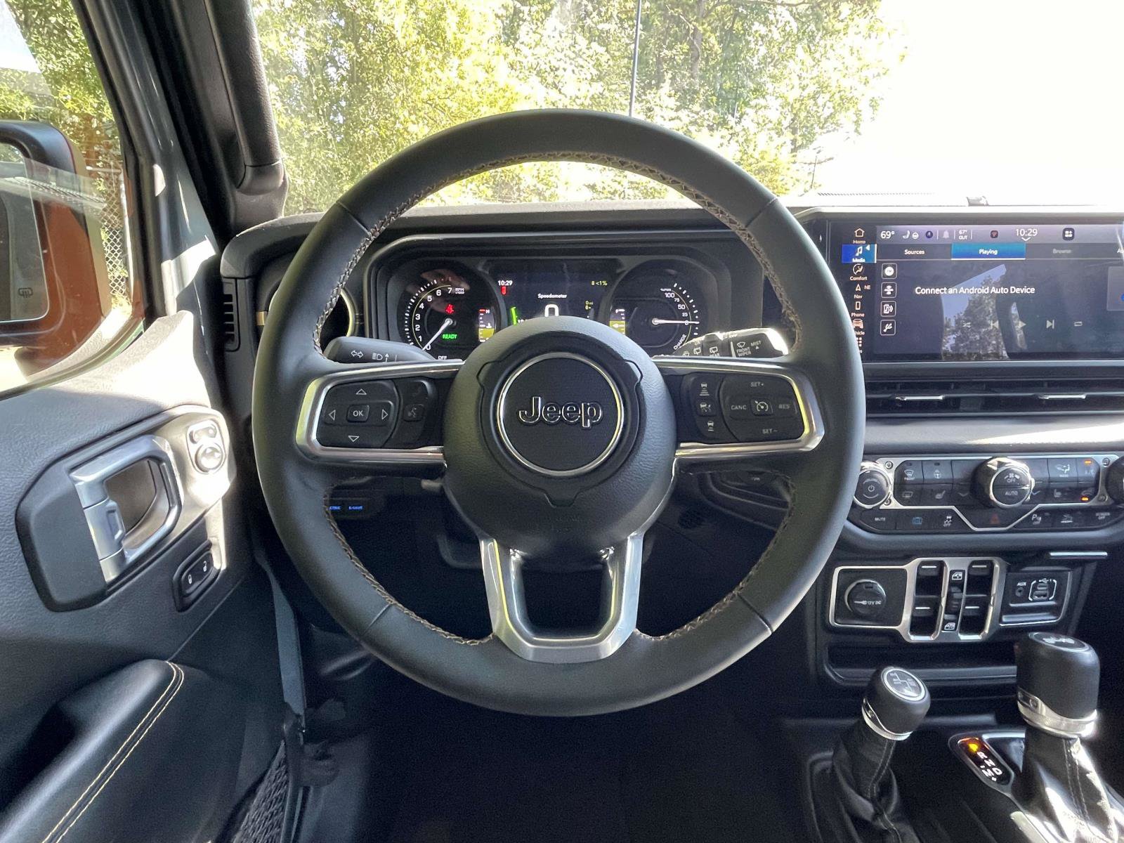 Used 2024 Jeep Wrangler Unlimited Sahara w/ Technology Group AWD/4WD image 15