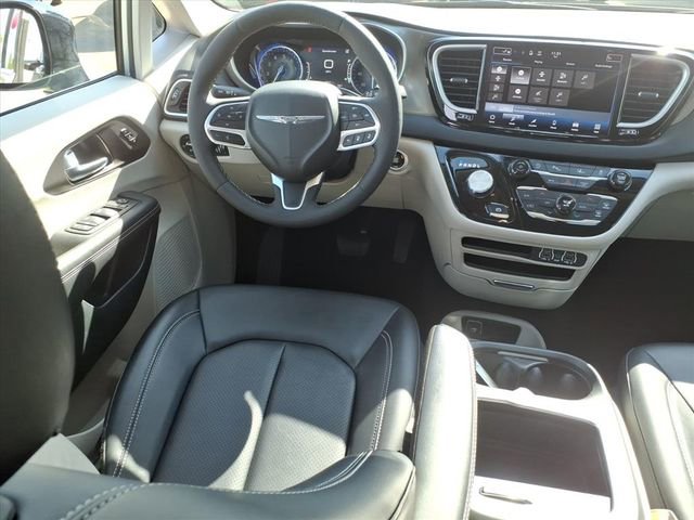 Used 2024 Chrysler Pacifica Touring-L image 5