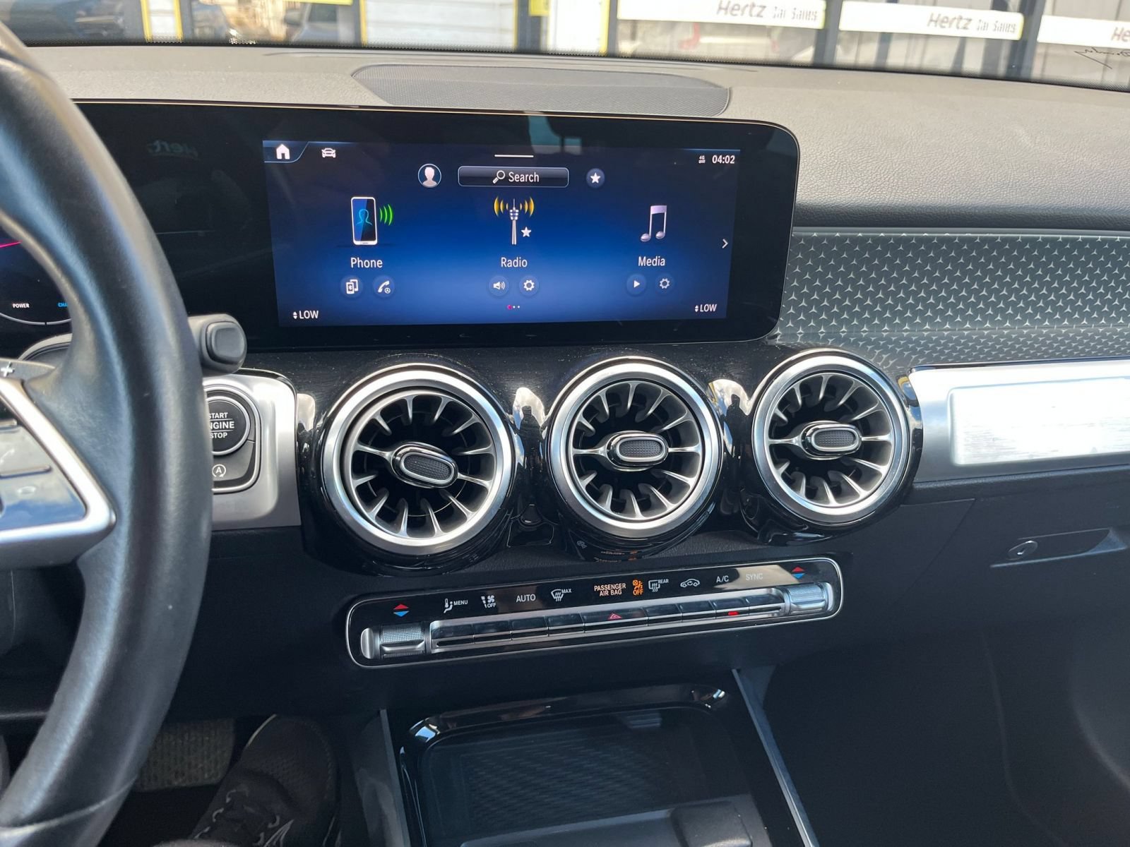 Used 2025 Mercedes-Benz GLB 250 4MATIC image 17