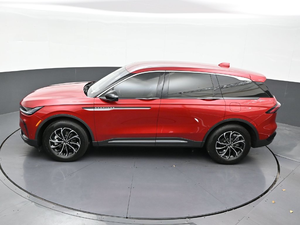 Used 2024 Lincoln Nautilus Premier AWD/4WD image 17