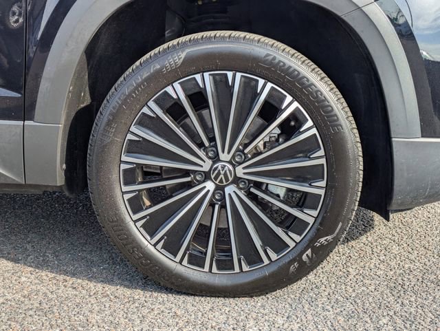 Certified 2025 Volkswagen Taos SE image 11