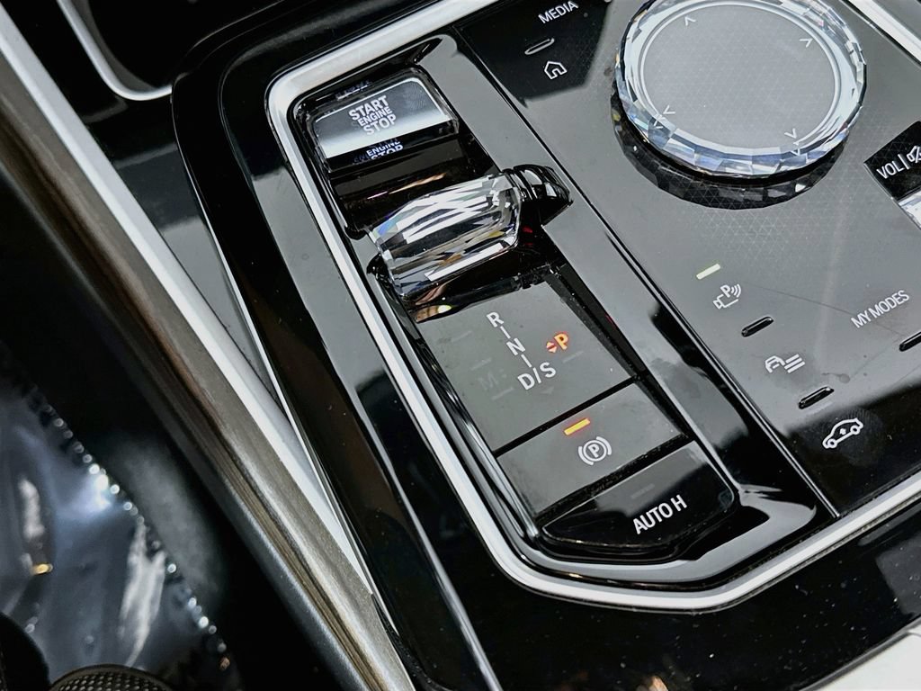 Used 2023 BMW 740i w/ Parking Assistance Package RWD image 18