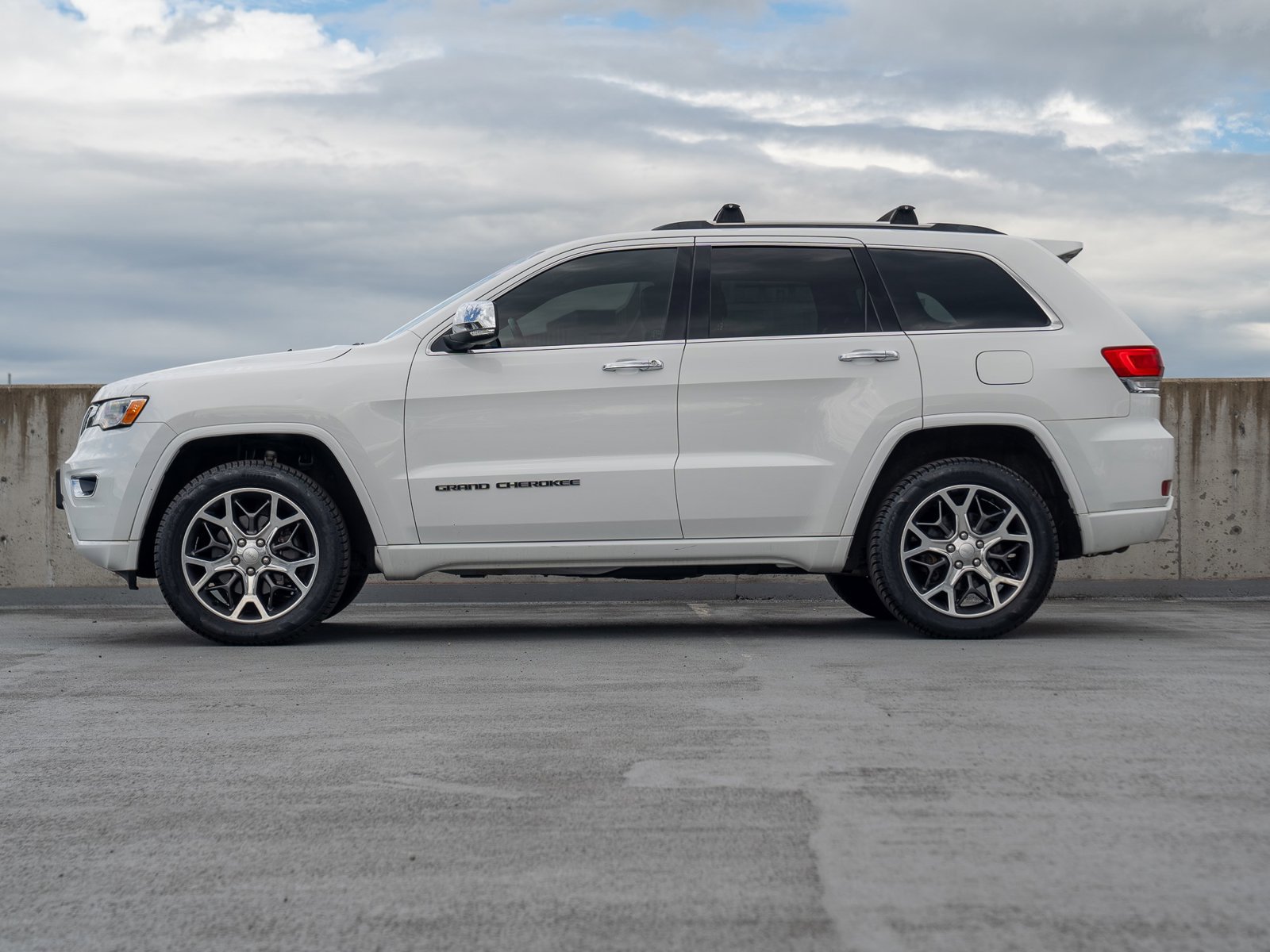 Used 2020 Jeep Grand Cherokee Overland AWD/4WD image 3