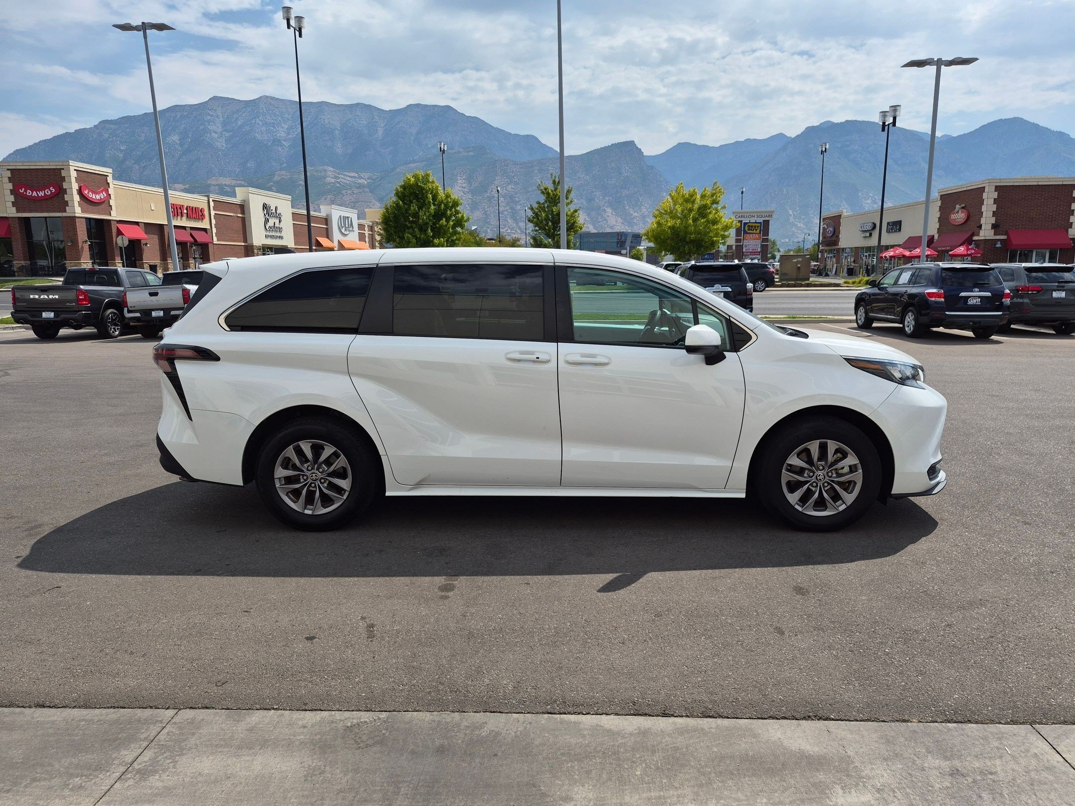 Used 2025 Toyota Sienna LE FWD image 2
