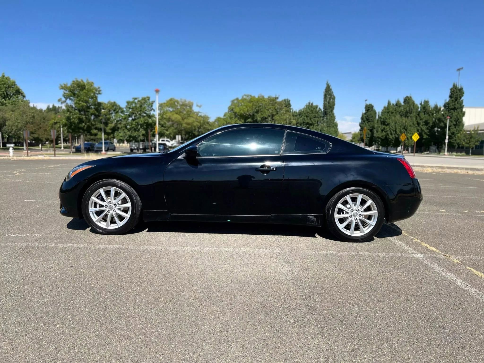 Used 2011 INFINITI G37 Journey w/ Premium Pkg image 8