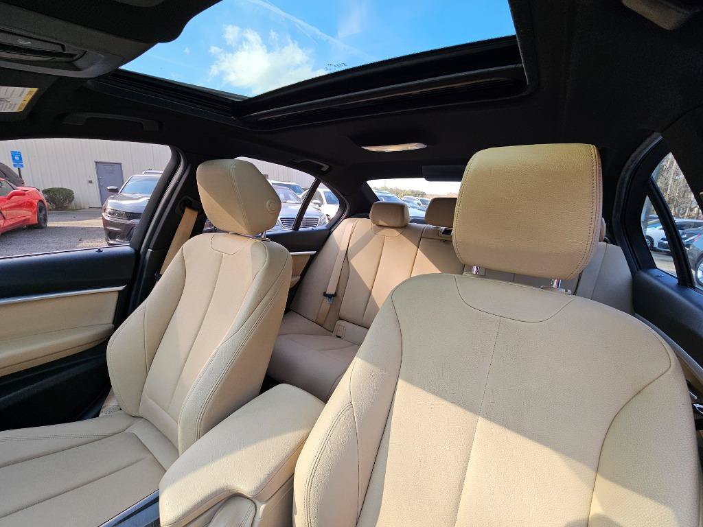 Used 2018 BMW 330i xDrive Sedan w/ Premium Package AWD/4WD image 16