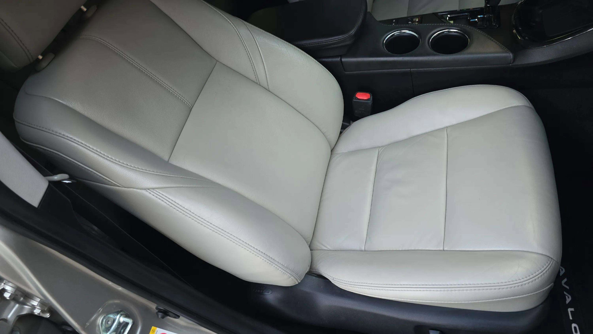 Used 2018 Toyota Avalon XLE Premium image 16