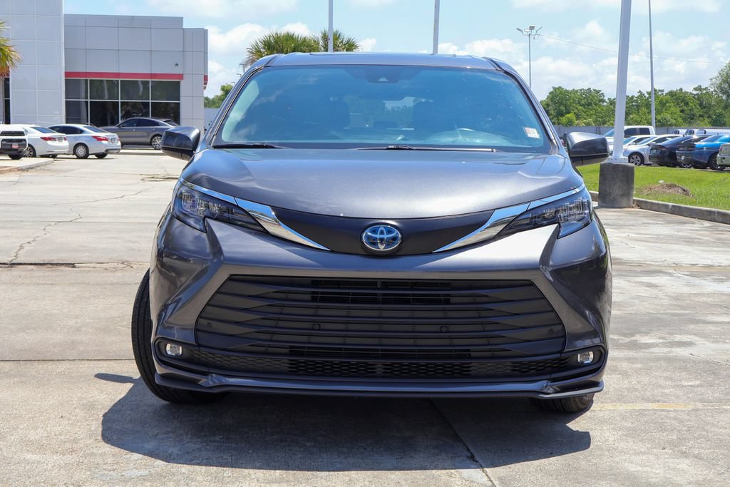 Used 2025 Toyota Sienna XLE FWD image 25