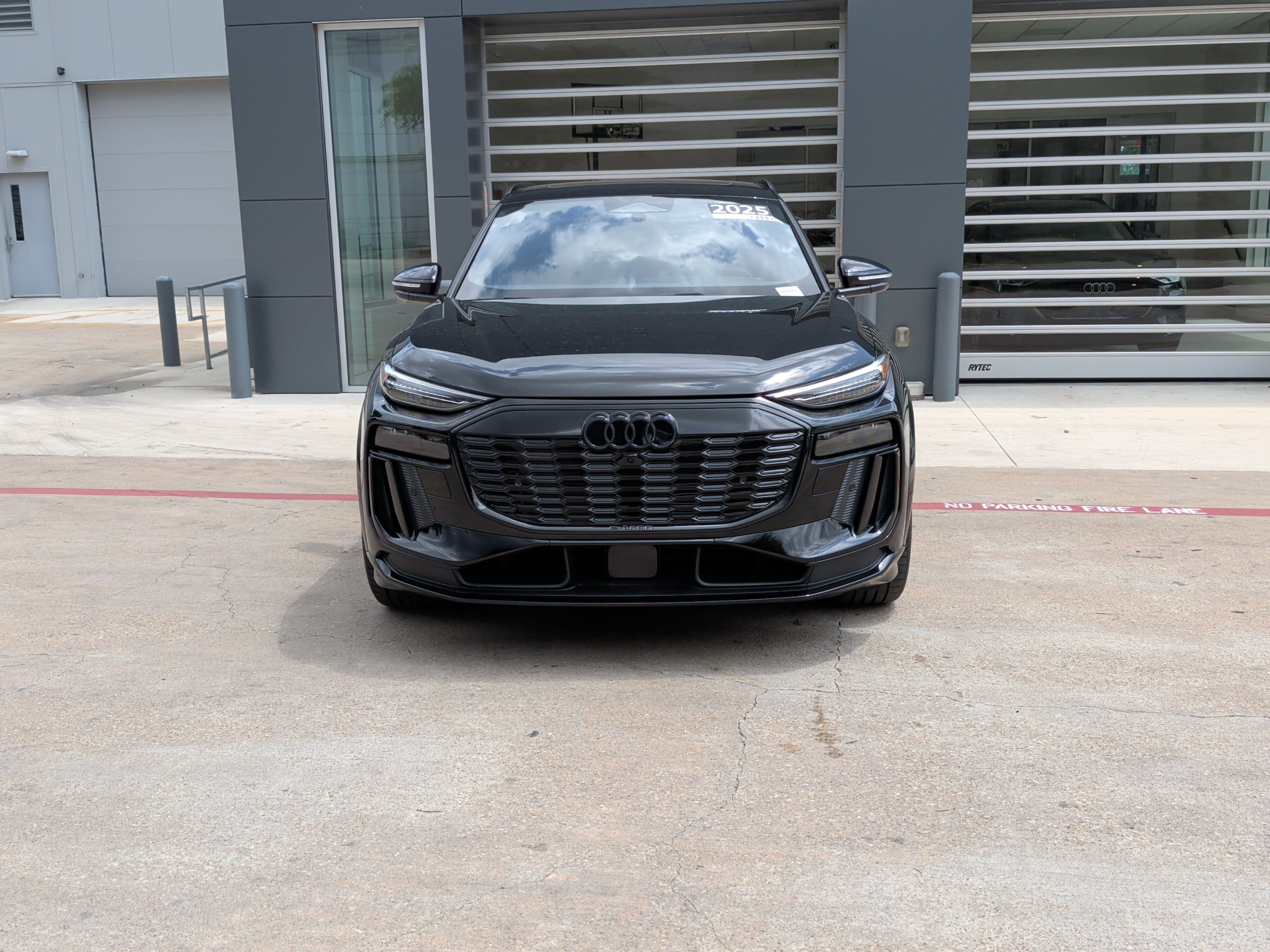 Certified 2025 Audi SQ6 e-tron Prestige w/ Premium Plus AWD/4WD image 3