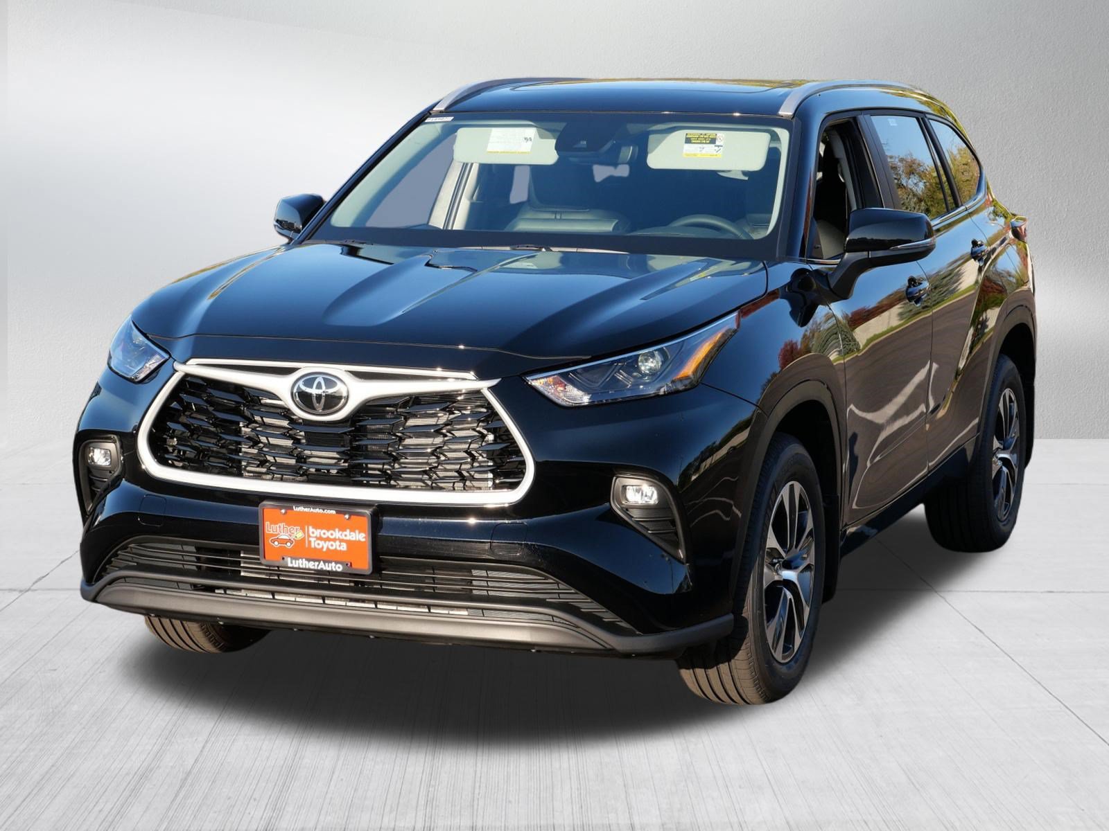 Certified 2026 Toyota Highlander XLE AWD/4WD image 2
