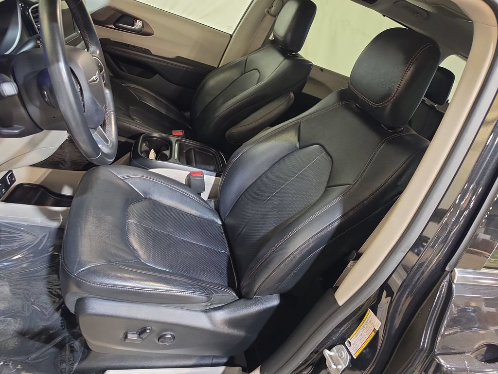 Used 2018 Chrysler Pacifica Touring-L w/ Tire & Wheel Group FWD image 13