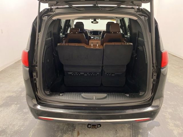 Used 2017 Chrysler Pacifica Limited w/ UConnect Theater Package FWD image 32
