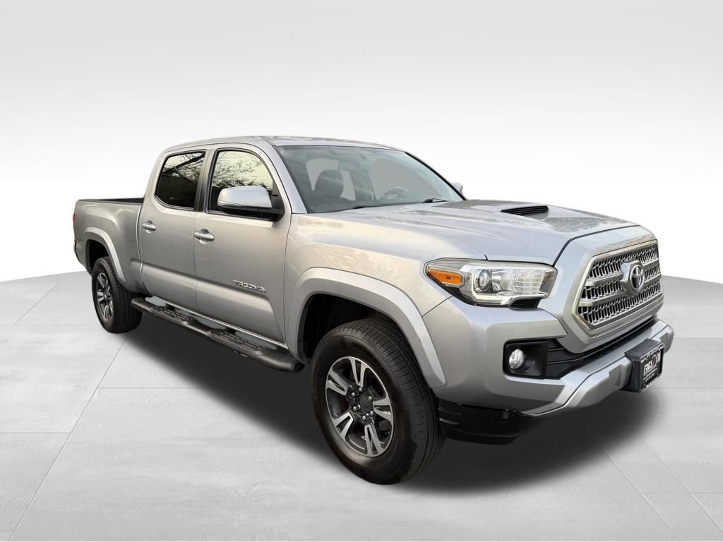 Used 2016 Toyota Tacoma TRD Sport w/ Exterior Package AWD/4WD image 12