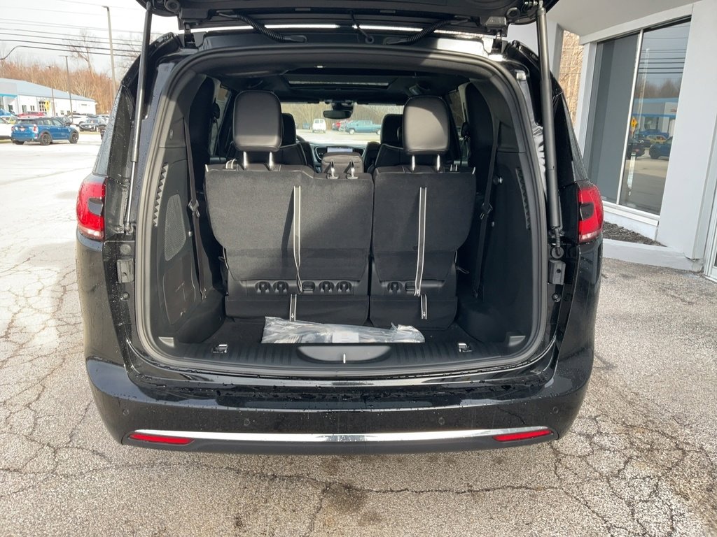New 2026 Chrysler Pacifica Limited w/ Uconnect Theater Family Group image 15