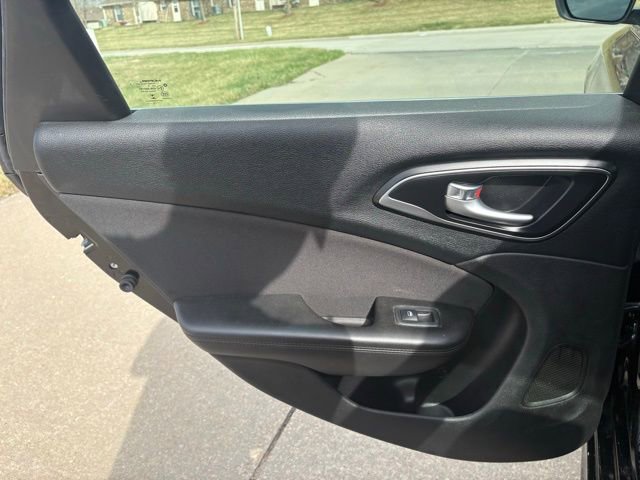Used 2016 Chrysler 200 Limited image 19