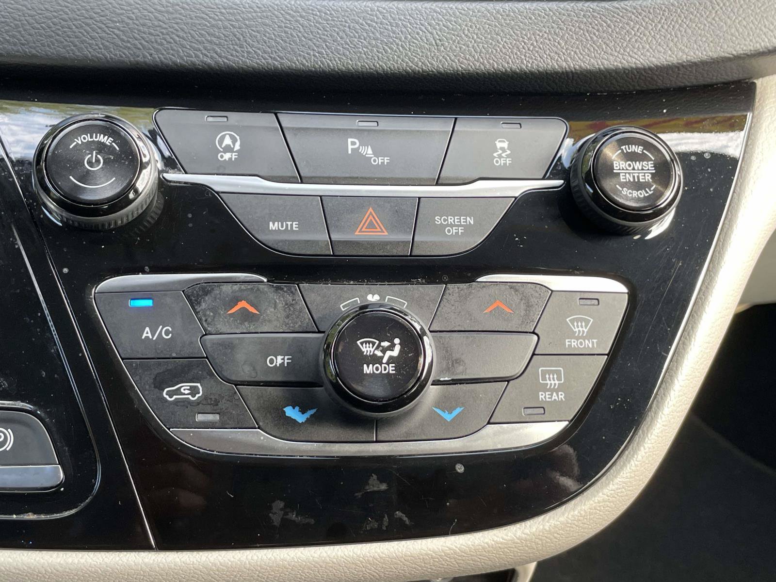 Used 2018 Chrysler Pacifica Touring FWD image 27